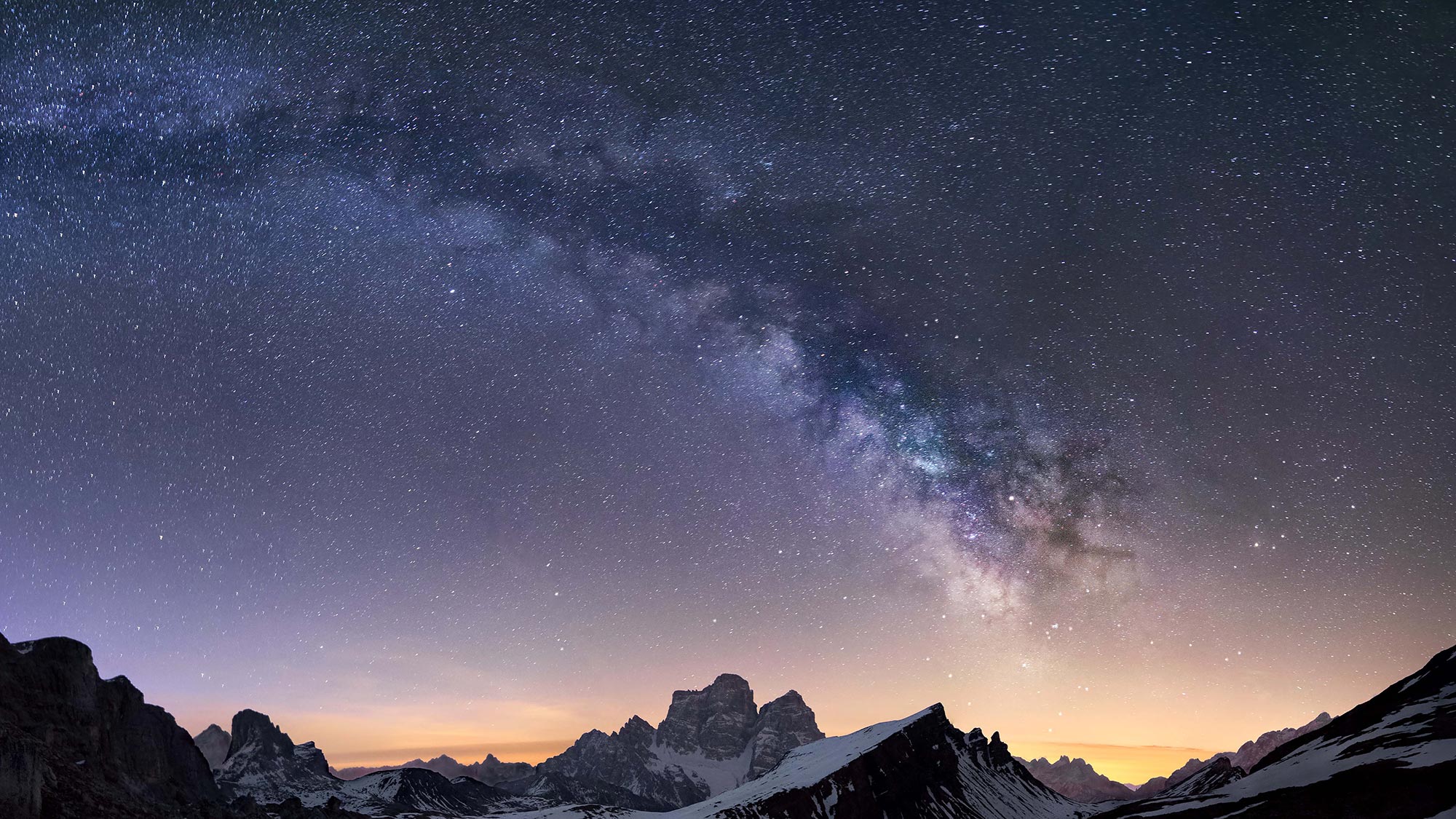 Winterliche Bergkulisse mit Sonnenaufgang und Sternenhimmel - Camping Toblacher See