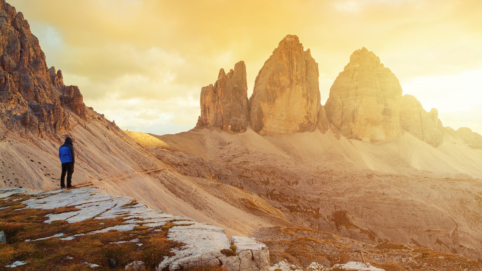 Ausblick auf die Drei Zinnen bei Sonnenaufgang mit Person - Camping Toblacher See