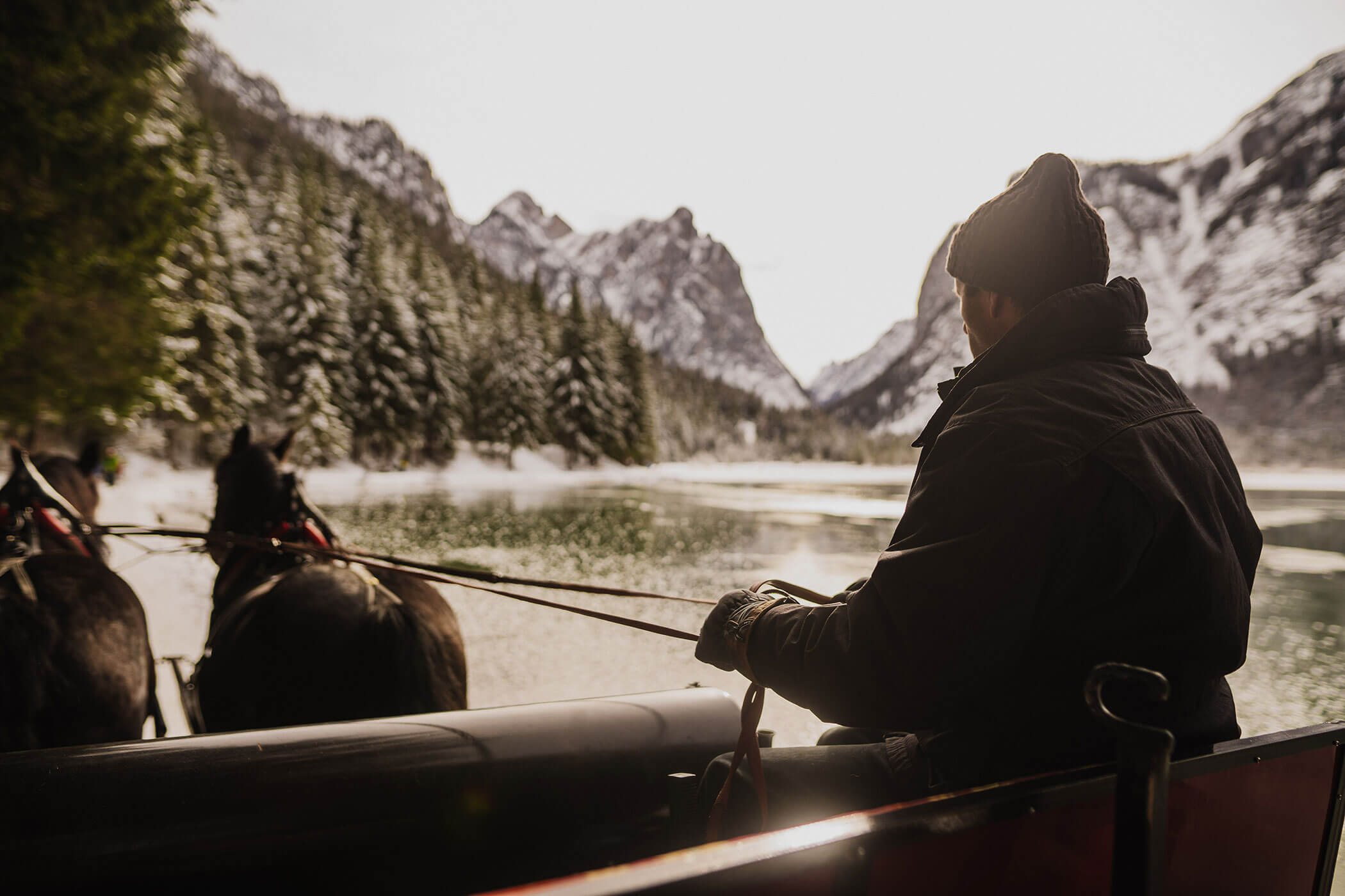 Coachman with his two horses in winter • SkyView Chalets Toblacher See