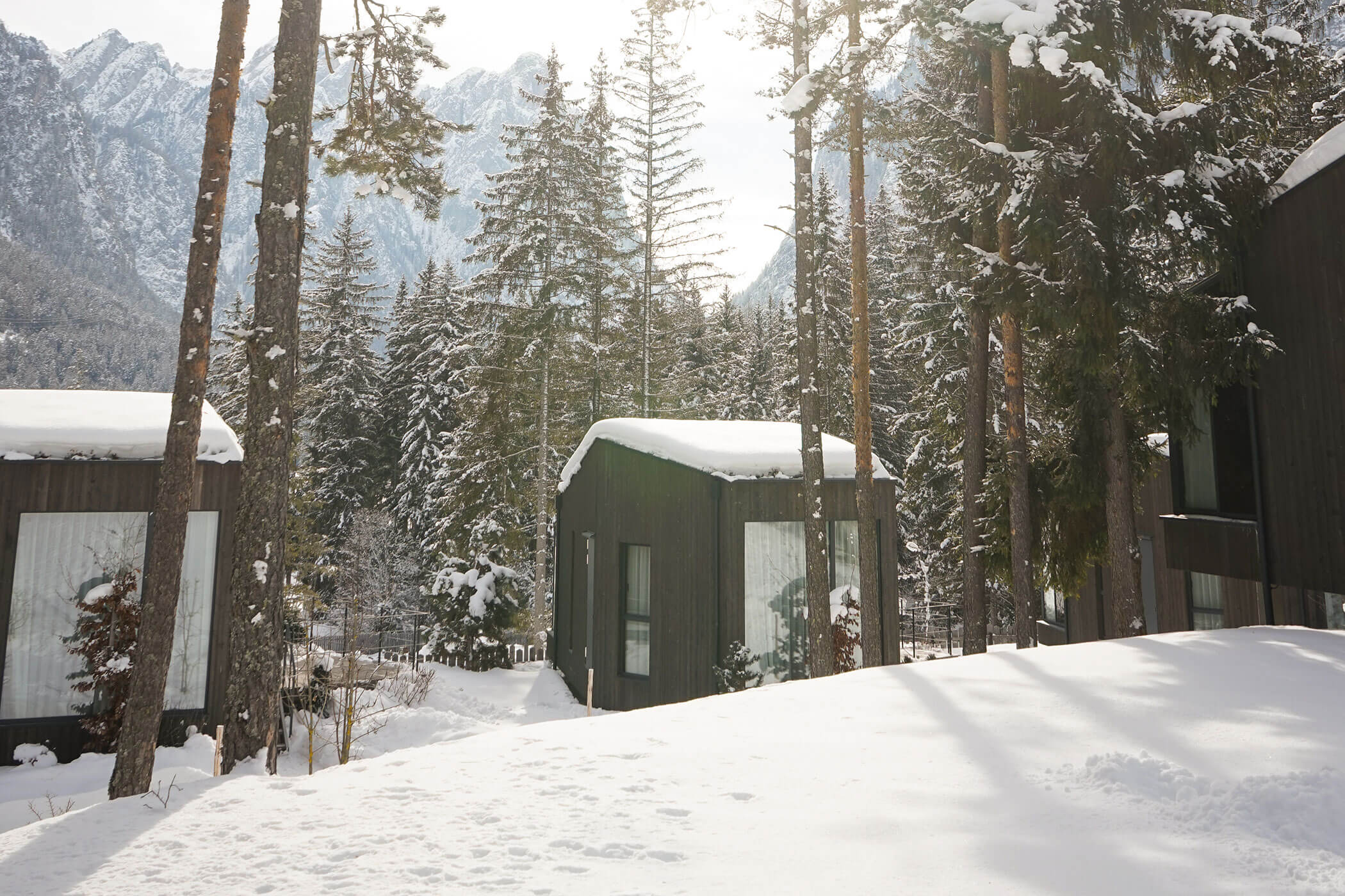 Snow-covered SkyView Chalets in winter • SkyView Chalets Toblacher See