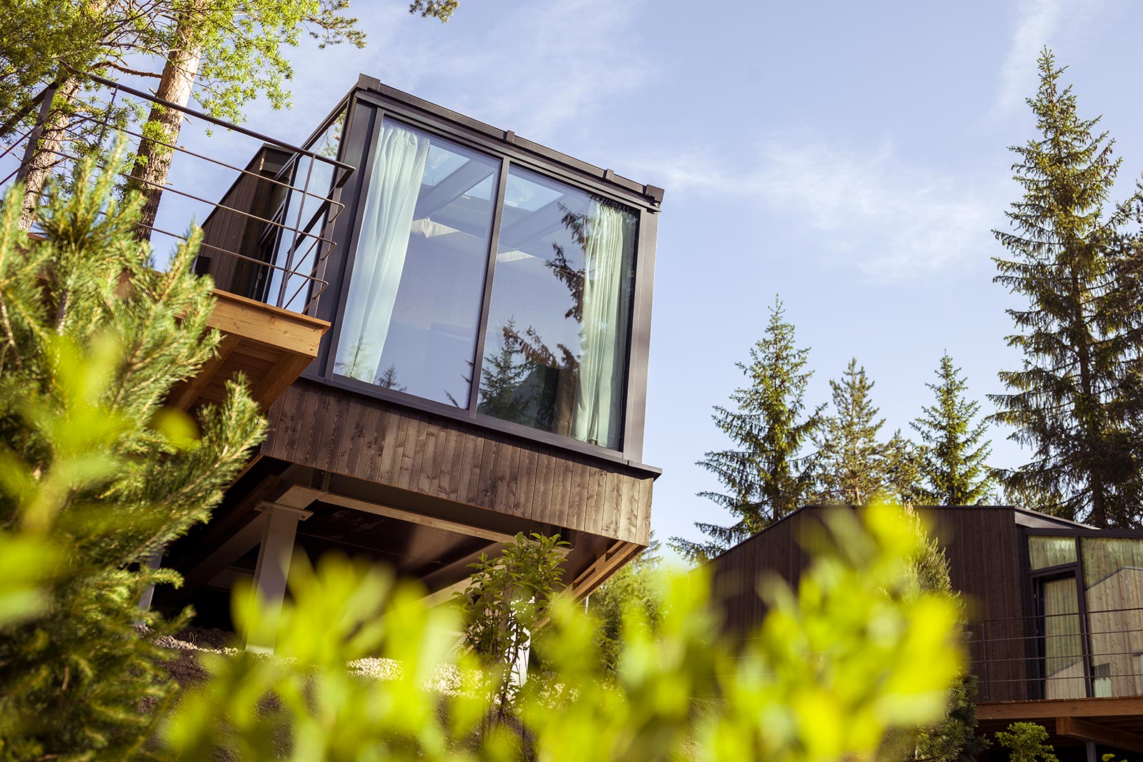 Impressions - View from below - SkyView Chalet and the blue sky in summer • SkyView Chalets Toblacher See