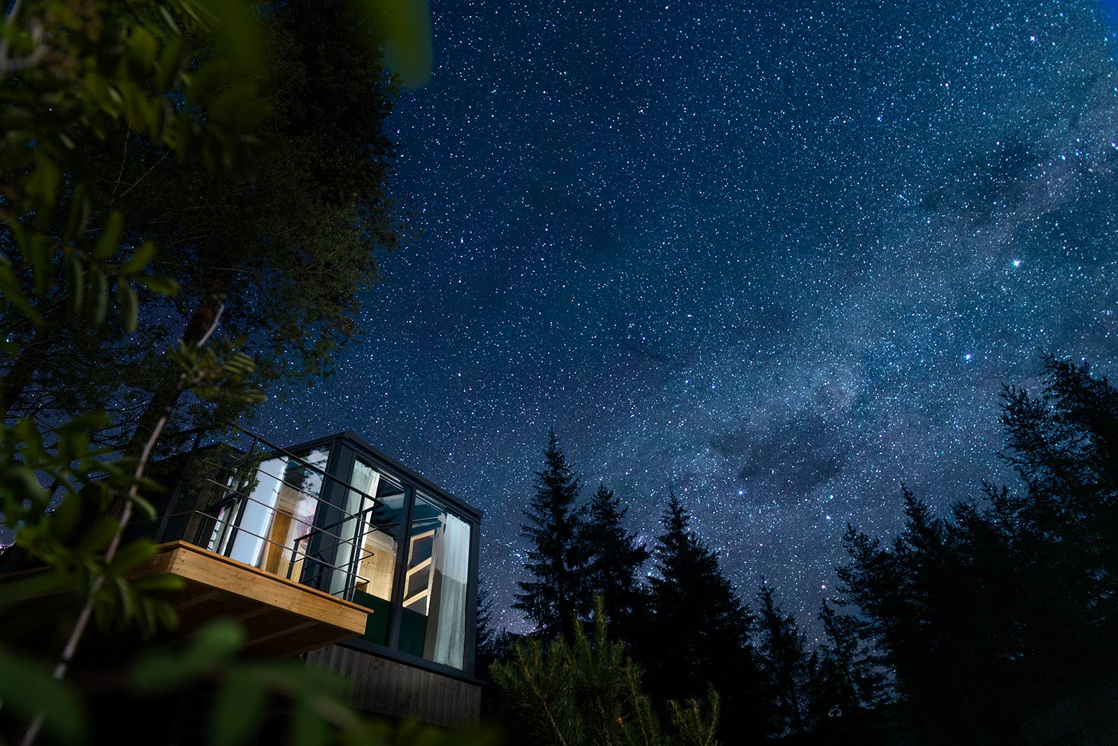 View from below - SkyView Chalet with starry sky at night • SkyView Chalets Toblacher See