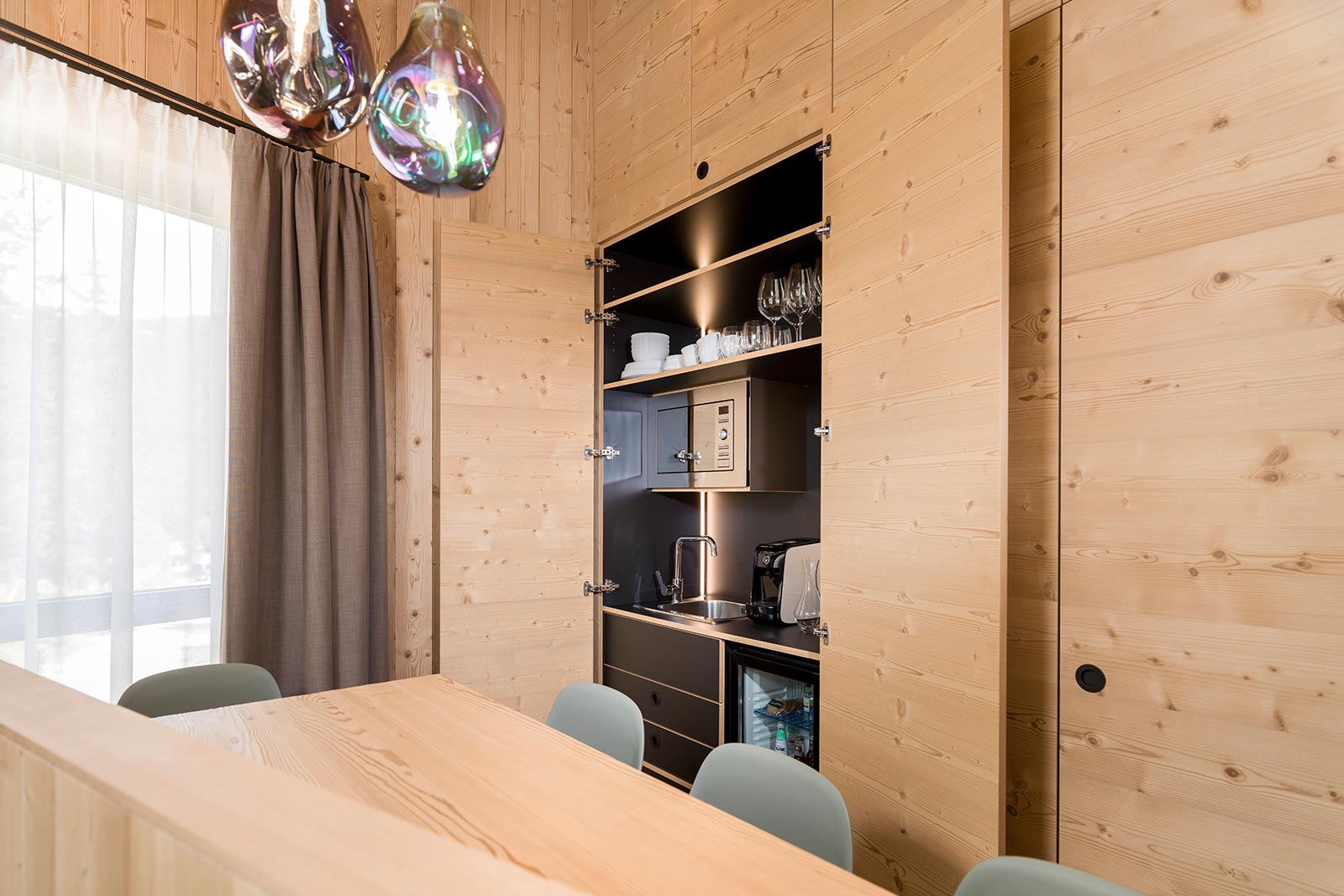 Interior view of SkyView Chalet - Dining table with chairs • SkyView Chalets Toblacher See