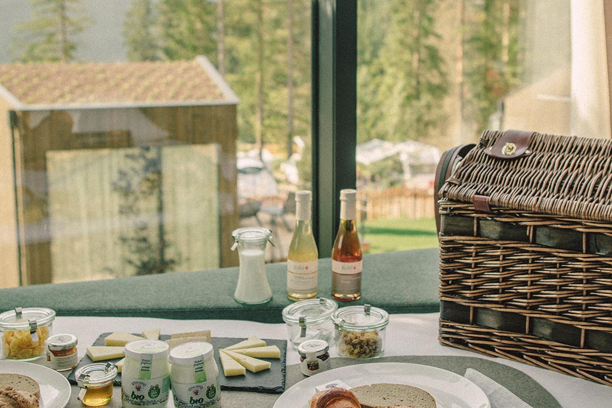 Close-up of snack basket with snacks • SkyView Chalets Toblacher See
