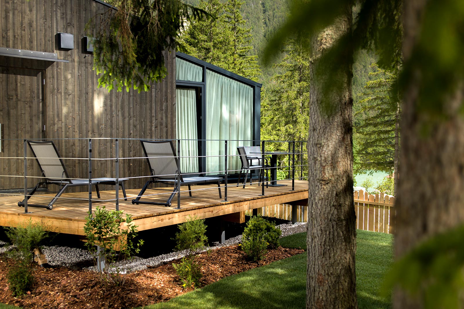 Terrace with sun loungers in summer • SkyView Chalets Toblacher See