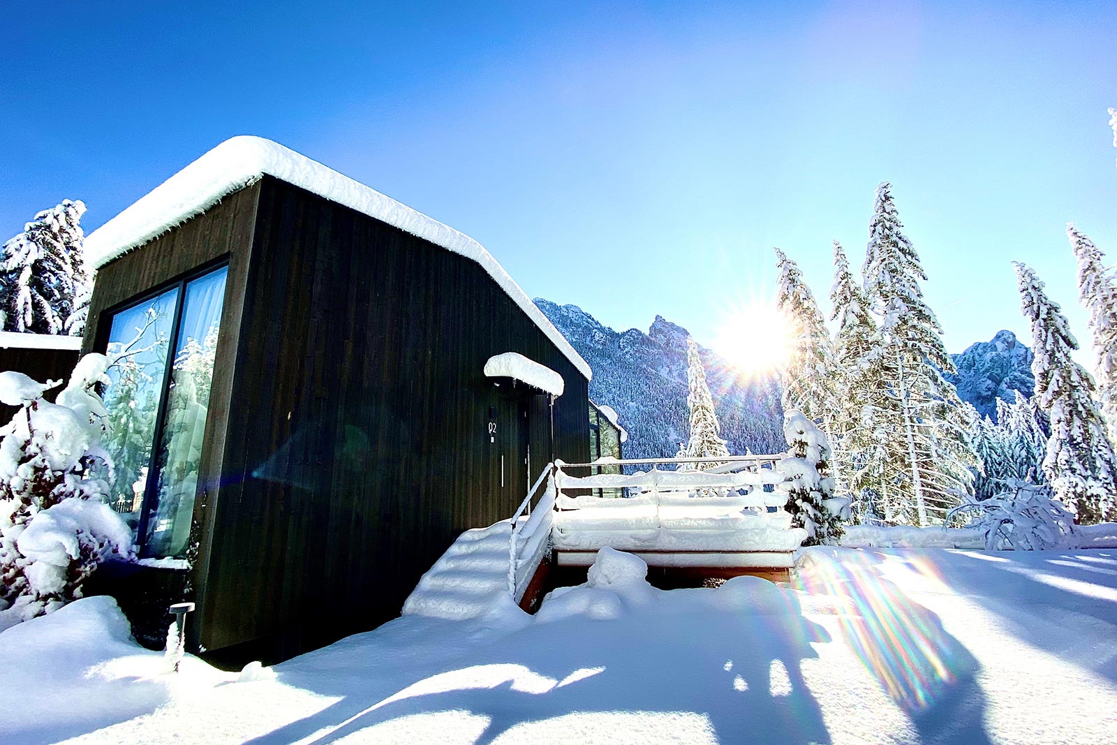 Impressions – Close-up of SkyView Chalet in winter • SkyView Chalets Toblacher See