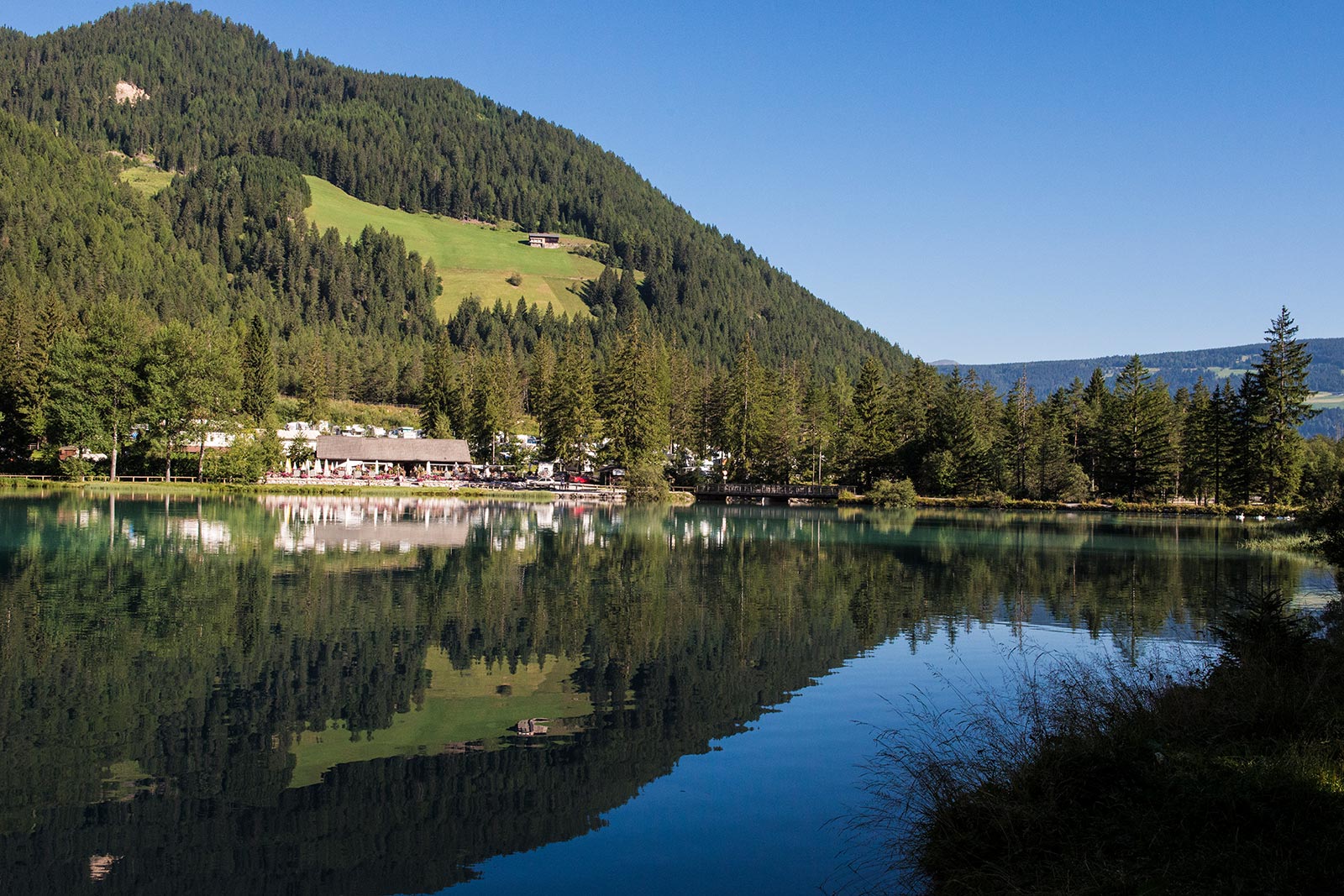 Ausblick Toblacher See & Restaurant im Sommer - Camping Toblacher See