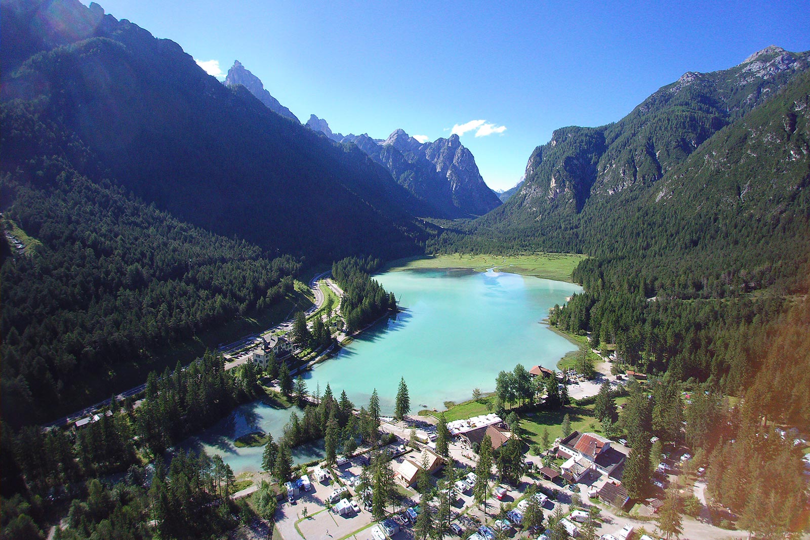 Ansicht von oben - Toblacher See im Sommer - Camping Toblacher See