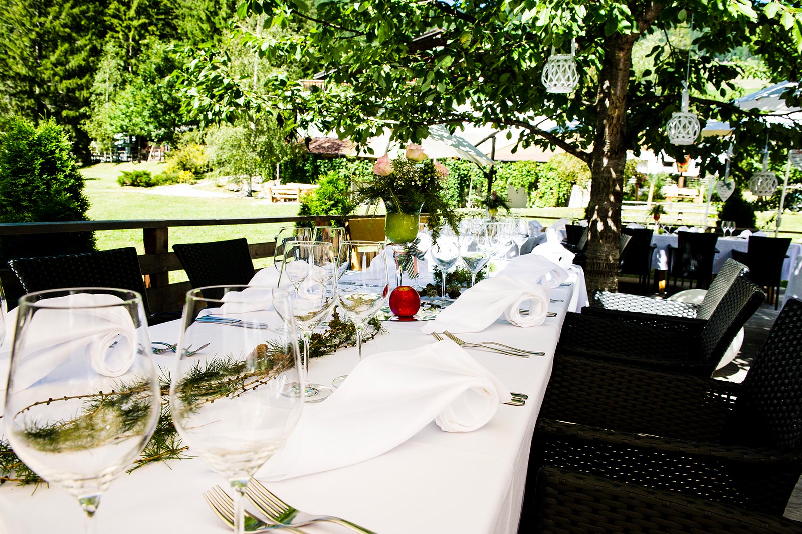 Impressioni di ristorante - vista esterna - tavolo apparecchiato nel verde - evento - Camping Toblacher See