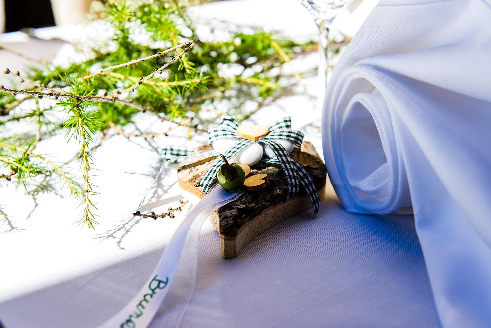 Impressioni di ristorante - dettaglio - decorazione del tavolo in legno - Camping Toblacher See