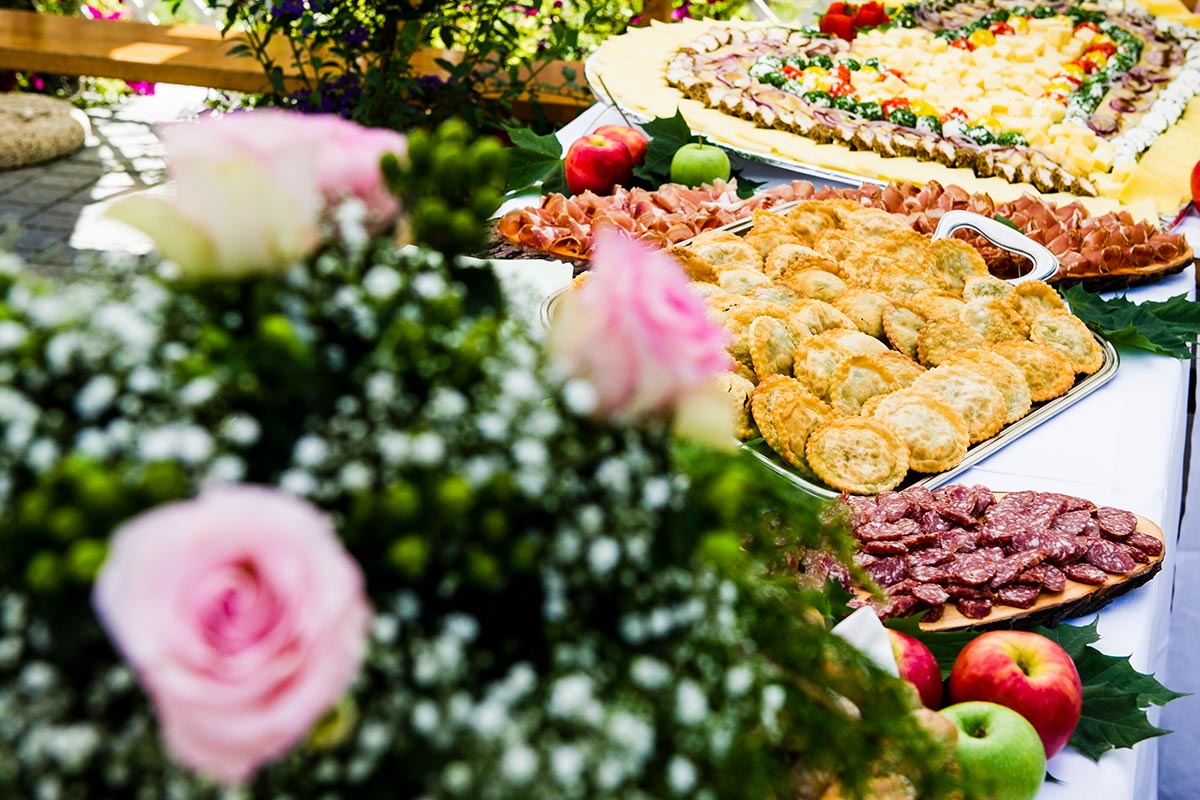 Impressioni sul ristorante - buffet con cibo e rose - Camping Toblacher See