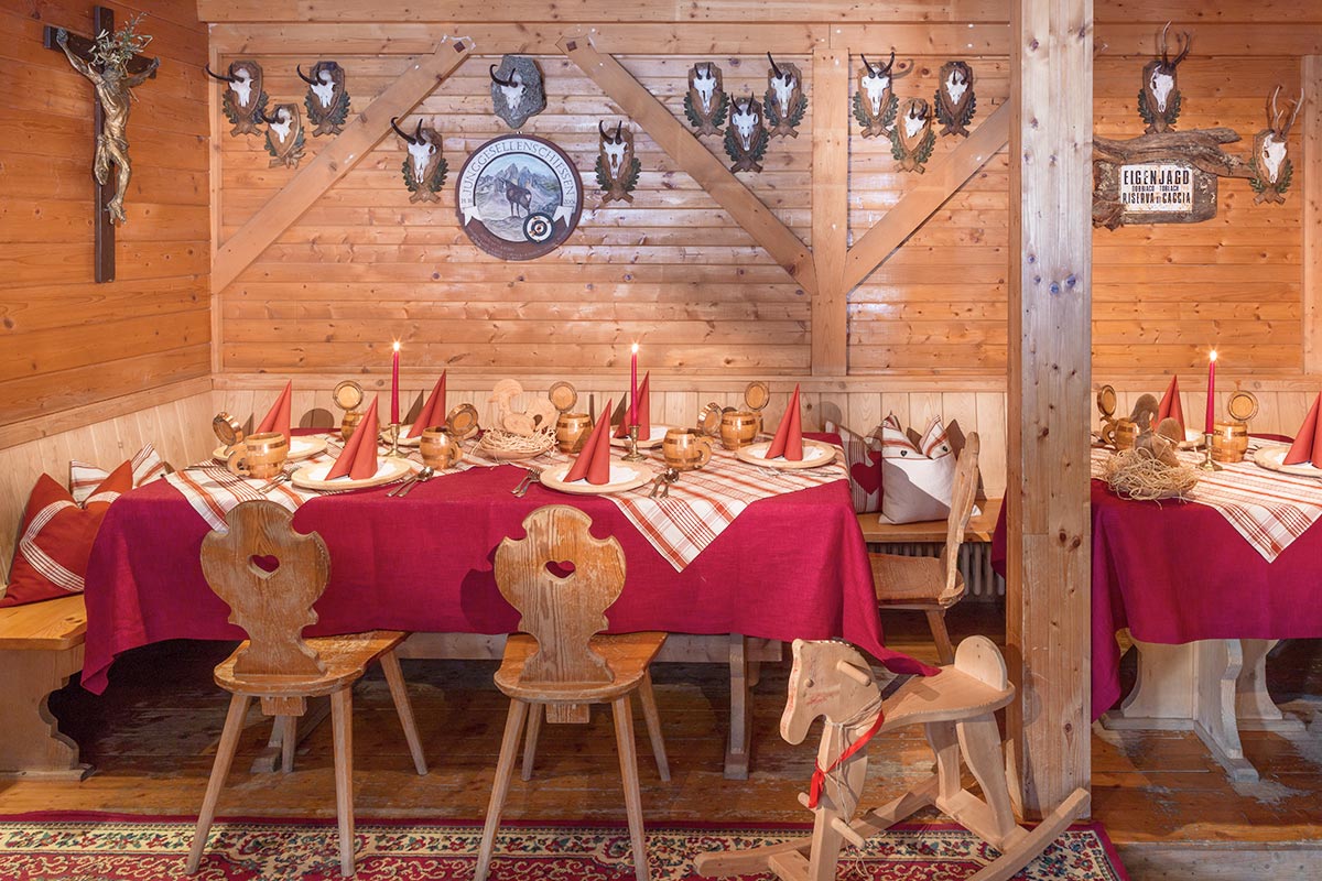 Impressioni di ristorante - sala da pranzo in legno con tavoli apparecchiati - Camping Toblacher See
