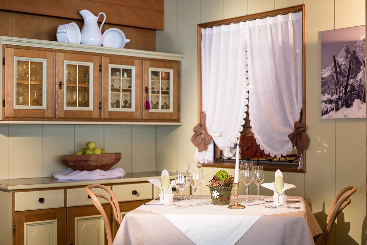 Impressioni di ristorante - tavola apparecchiata con bicchieri da vino e candela - Camping Toblacher See