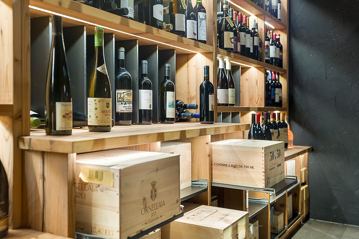 Impressioni di ristorante - dettaglio di bottiglie di vino - Camping Toblacher See