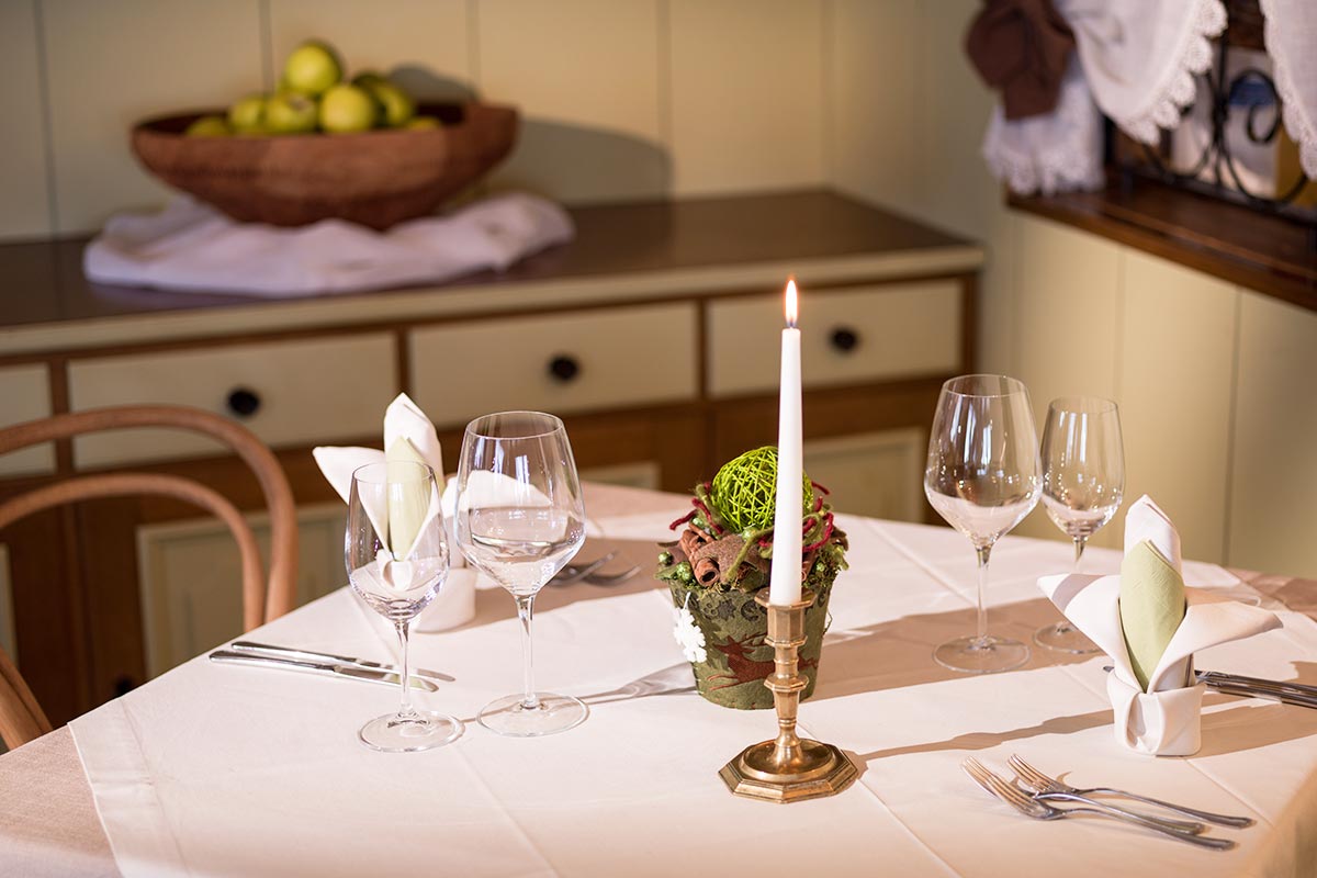 Impressioni di ristorante - dettaglio - tavola apparecchiata con bicchieri da vino e candela - Camping Toblacher See