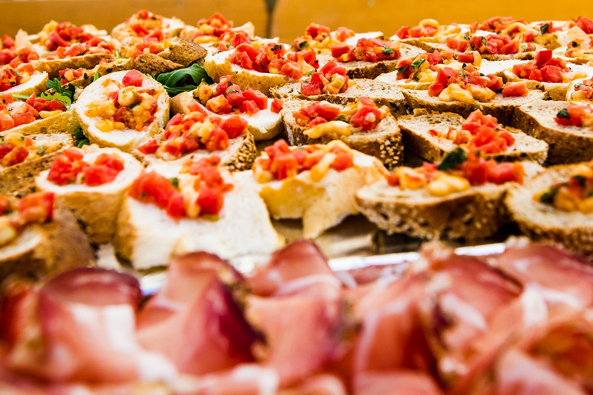 Impressioni di ristorante - dettaglio - panini e pancetta - Camping Toblacher See