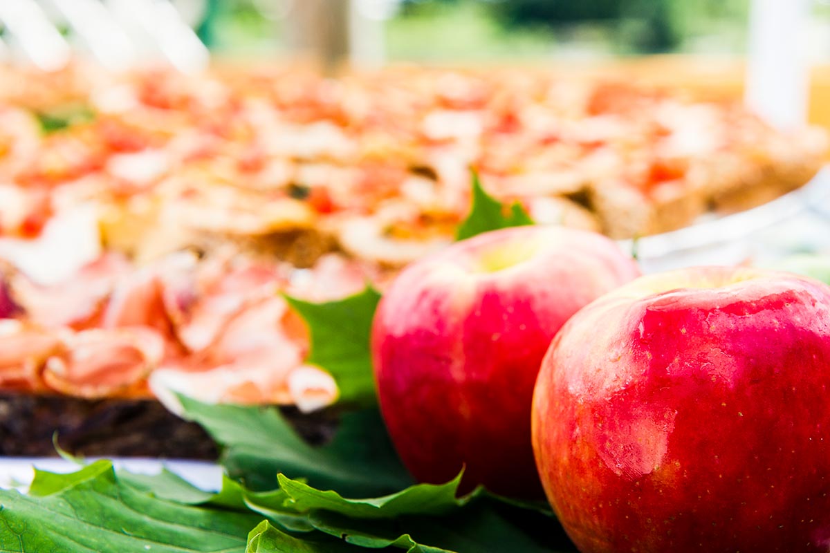 Impressioni di ristorante - dettaglio - due mele rosse in primo piano - Camping Toblacher See