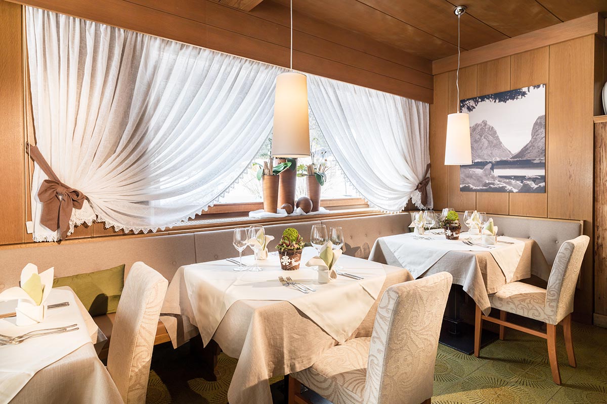 Impressioni sul ristorante - sala da pranzo con tavoli decorati e bicchieri da vino - Camping Toblacher See