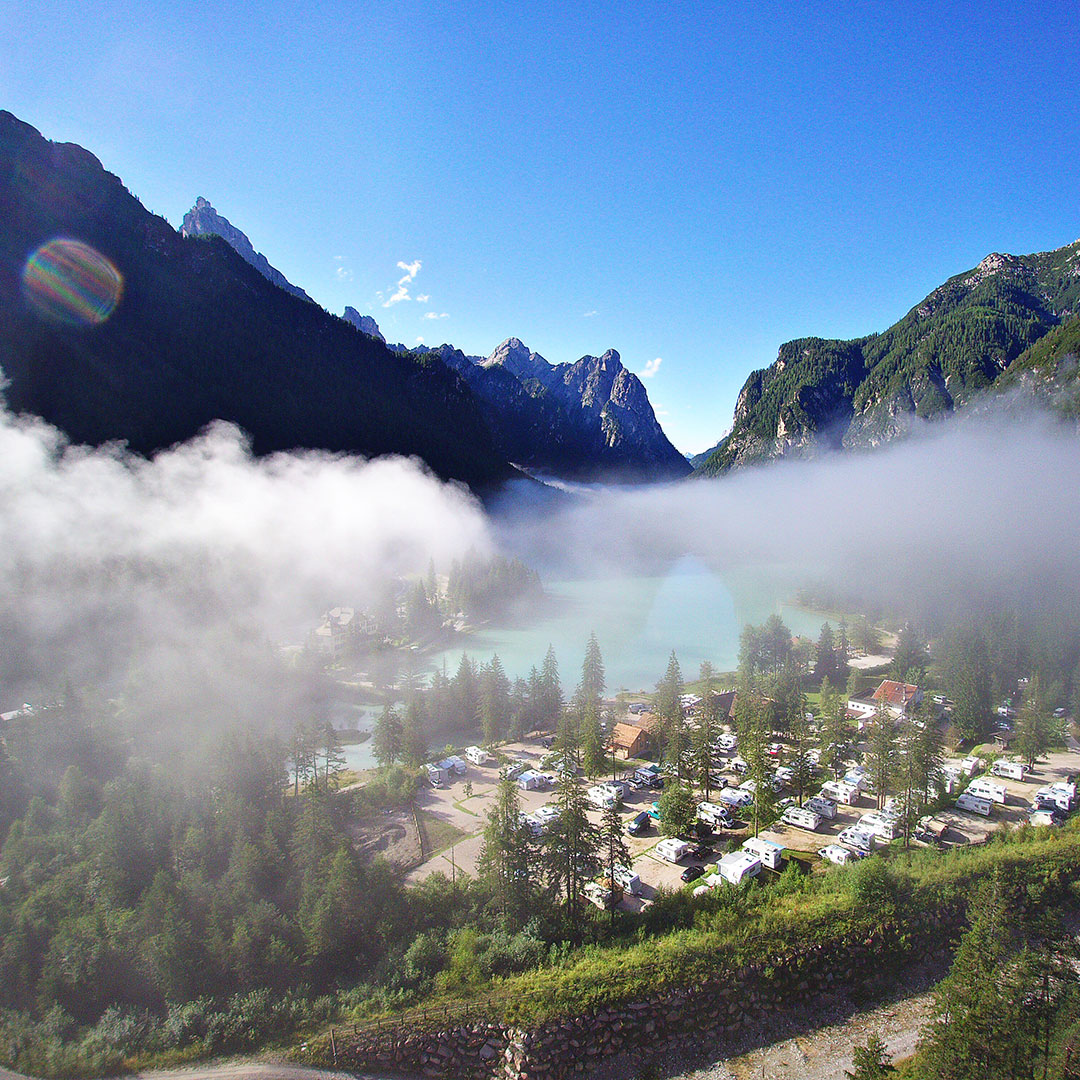 Jobs - Ansicht von oben auf Camping in den Dolomiten - Camping Toblacher See