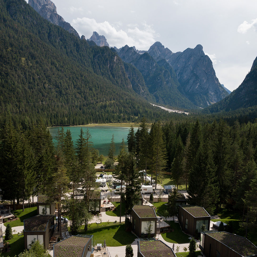 Jobs - Ansicht von oben auf SkyView Chalets in den Dolomiten - Camping Toblacher See
