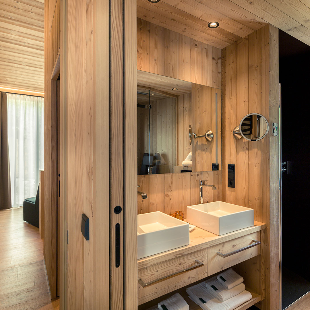 Jobs - Innenansicht Badezimmer aus Holz - Camping Toblacher See