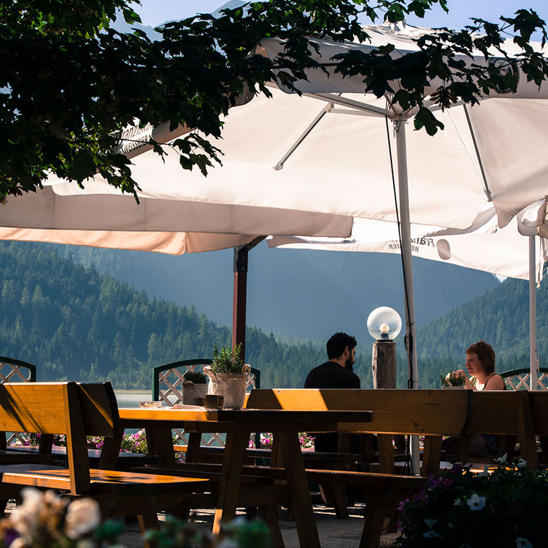 Jobs - Restaurant & Bänke mit Tischen im Freien - Mann & Frau - Camping Toblacher See