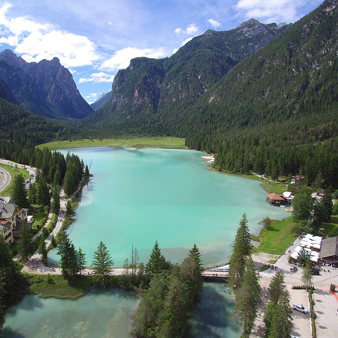 Offerte di lavoro - vista dall'alto del lago di Dobbiaco in estate - Camping Toblacher See